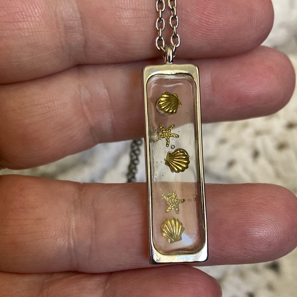 NWT. Seashells and starfish necklace